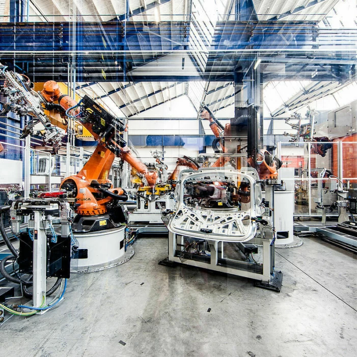 Fertigungshalle der Produktionsabteilung mit Roboterarmen.